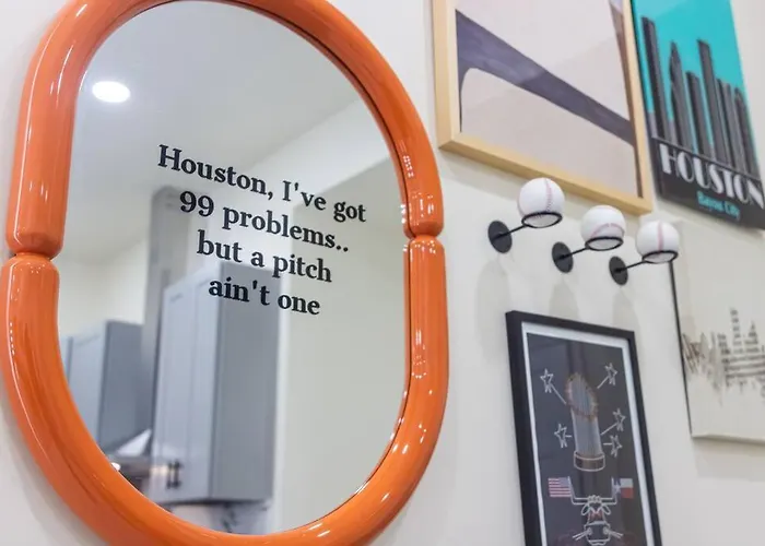 Houston Hideaway With King Bed, Games, Prime Location