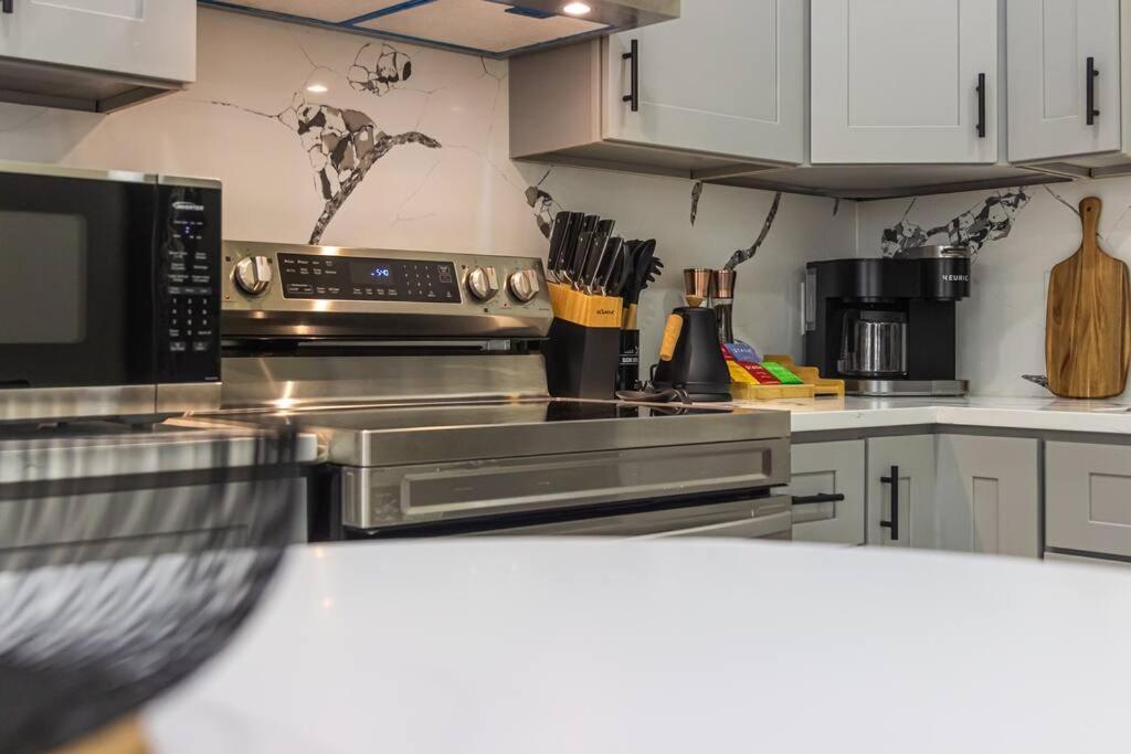 Hideaway With King Bed, Games, Prime Location Hébergement de vacances