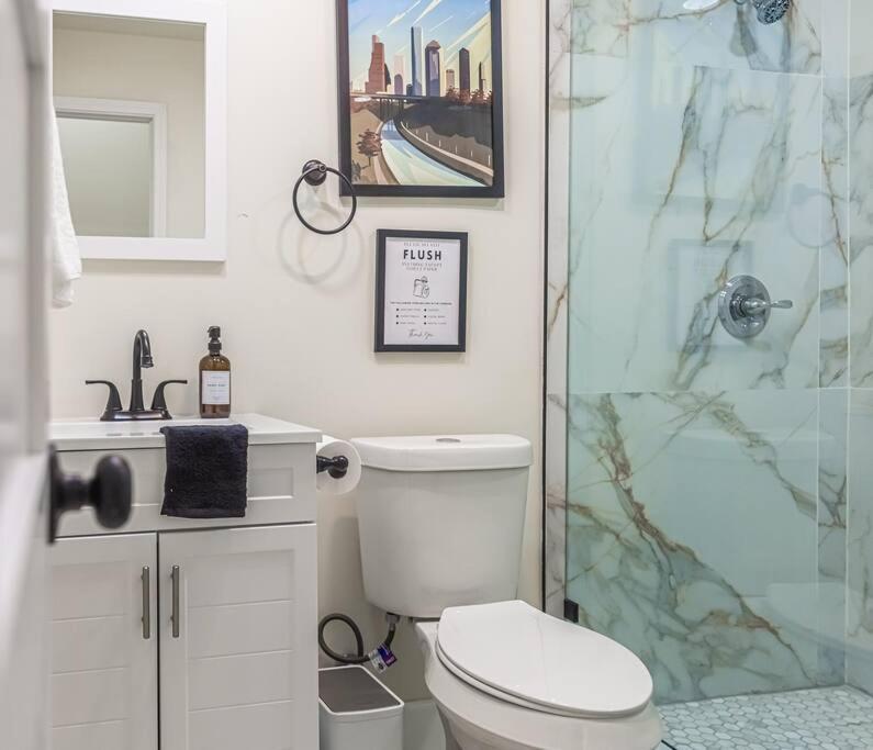 Hideaway With King Bed, Games, Prime Location Hébergement de vacances Houston