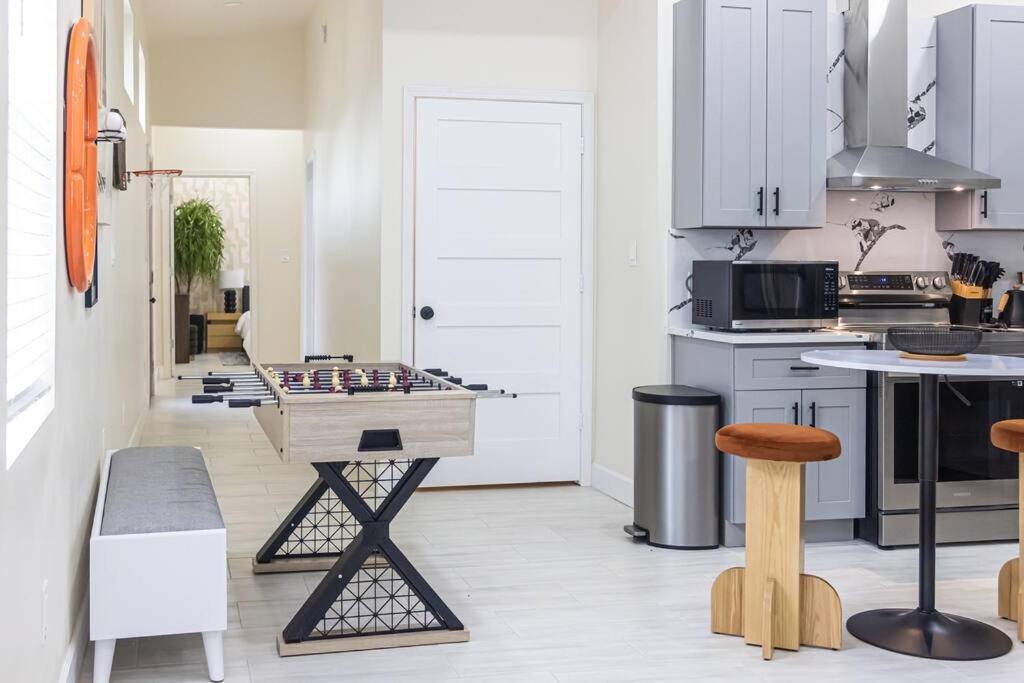 Hébergement de vacances Hideaway With King Bed, Games, Prime Location